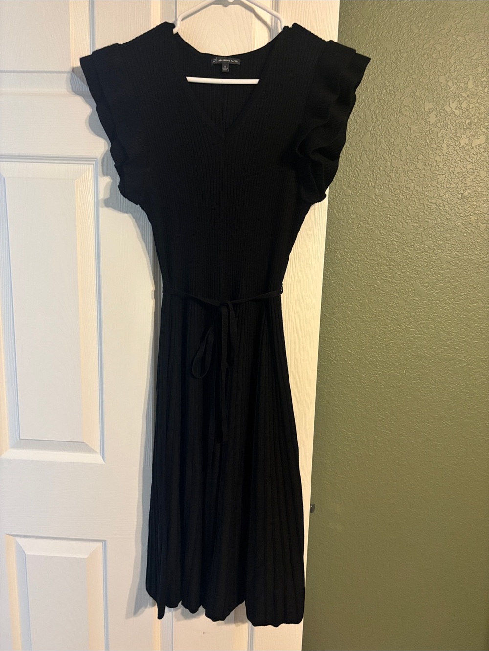 Adrianna Papell Black Ribbed V-Neck Midi Dress with Tie Waist